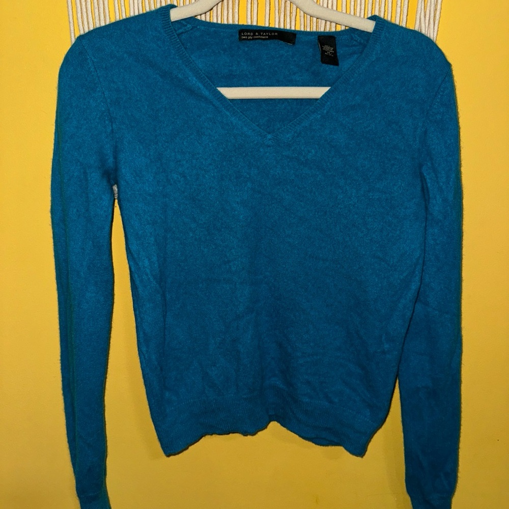 Lord & Taylor Size Medium V-Neck Two Ply Cashmere Casual‎ Preppy Sweater